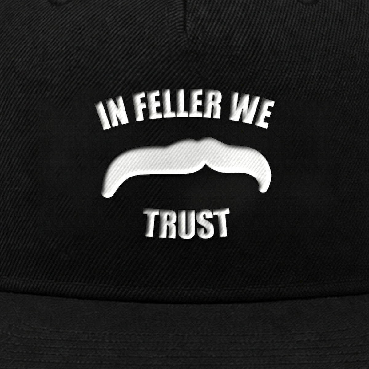 Manuel Feller In Feller We Trust Cap in Schwarz mit weißem „In Feller we trust“ Schnurrbart-Motiv – Nahaufnahme der Stickerei