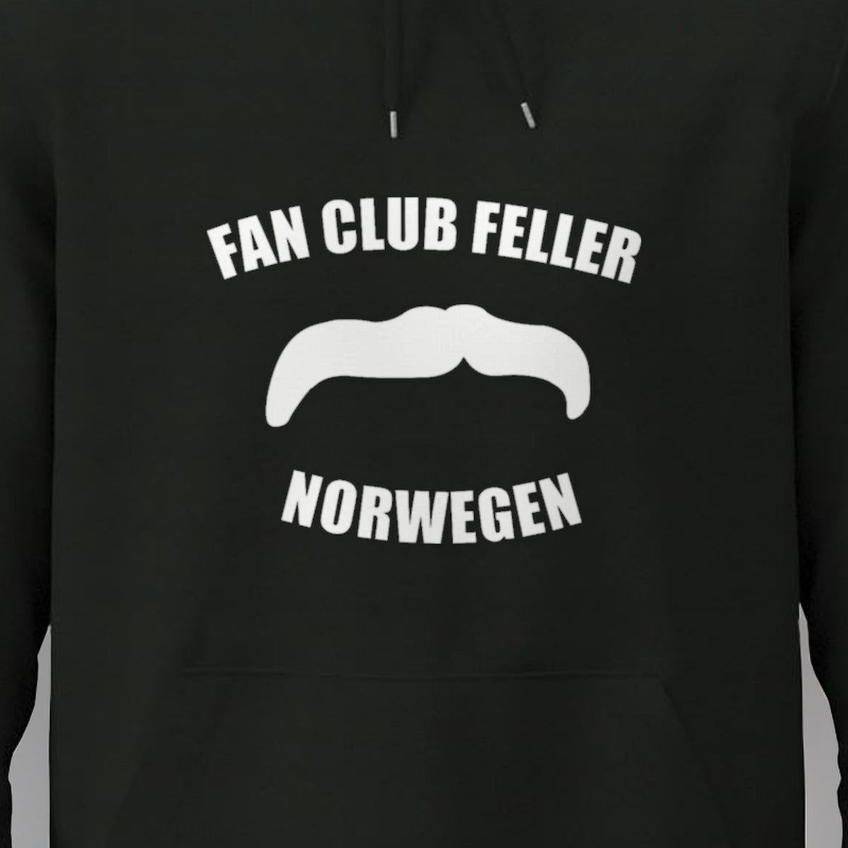 Manuel Feller Fan Club Norway Hoodie in Schwarz mit weißem Fan Club Feller Norwegen Schnurrbart-Logo – Nahaufnahme des Drucks