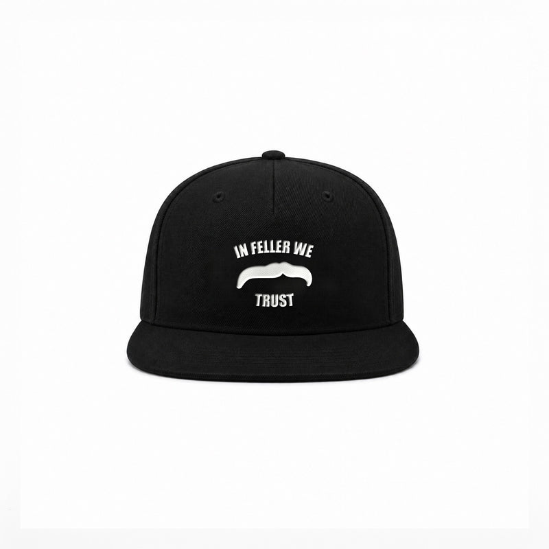 Manuel Feller In Feller We Trust Cap in Schwarz mit weißem „In Feller we trust“ Schnurrbart-Motiv – Vorderansicht