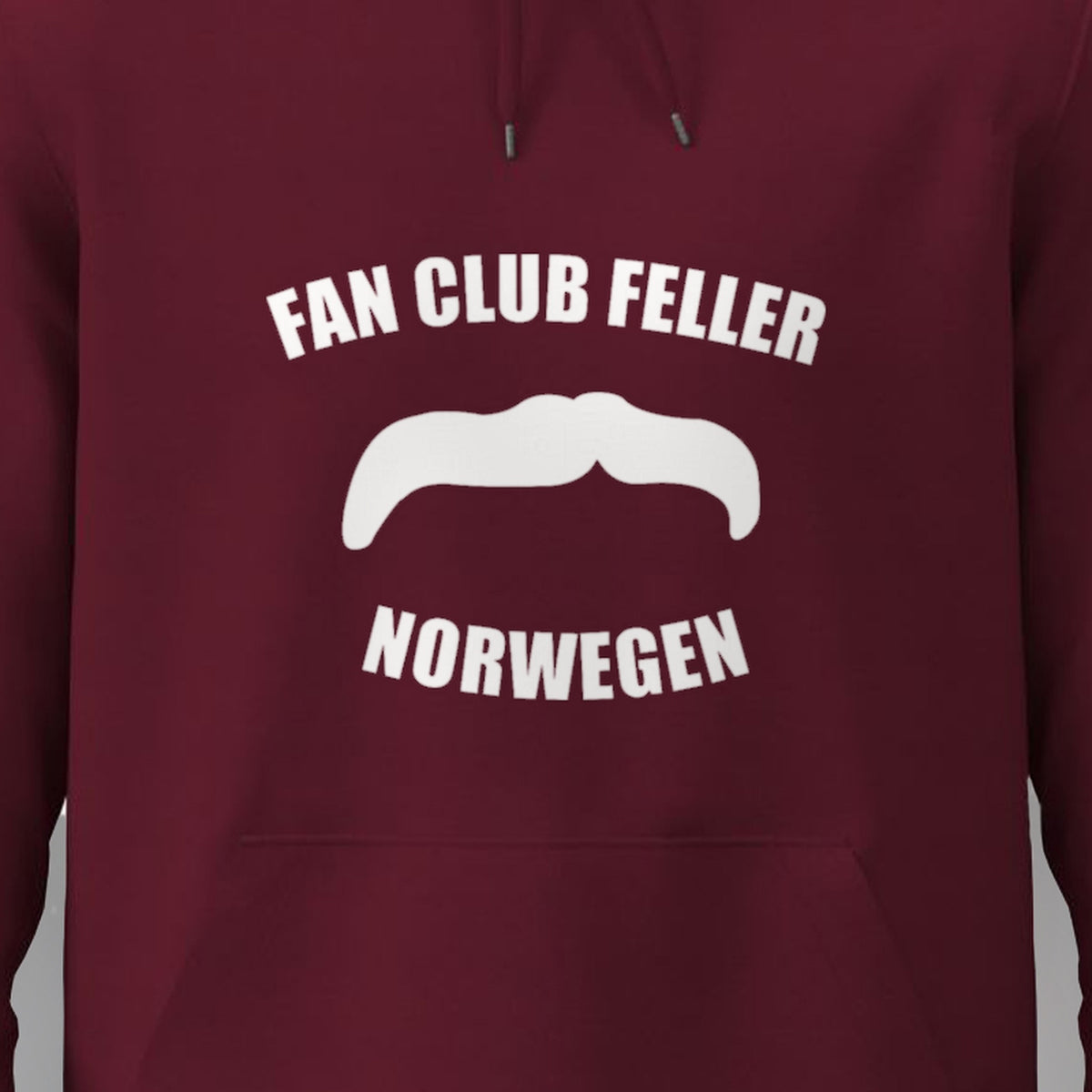 Manuel Feller Fan Club Norway Hoodie in Bordeaux mit weißem Fan Club Feller Norwegen Schnurrbart-Logo – Nahaufnahme des Drucks