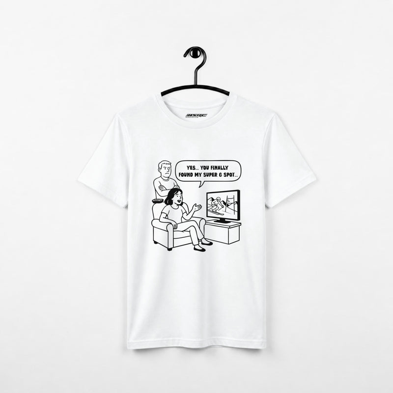 Weißes United Ski Fans T-Shirt am Bügel, Vorderseite mit schwarzem Super G Spot Cartoon eines Paares beim Skirennen-Schauen