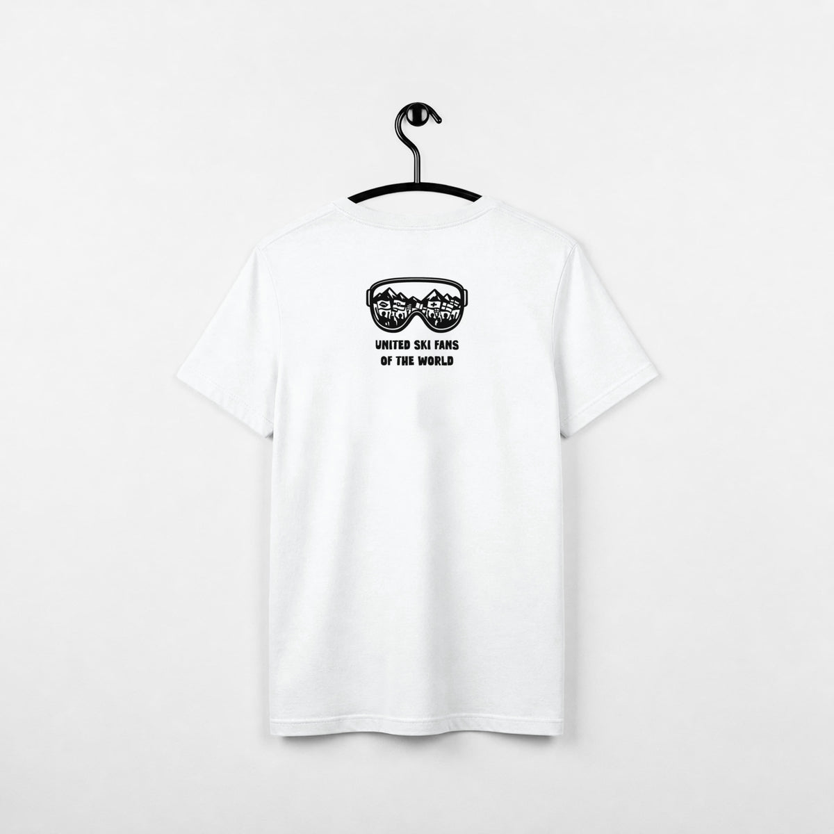 Weißes United Ski Fans Super G Spot T-Shirt, Rückseite mit kleinem schwarzem United Ski Fans Goggle-Logo unter dem Nacken