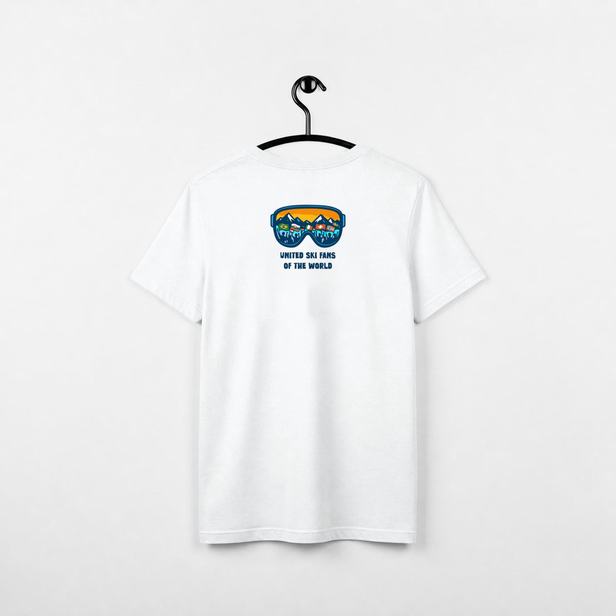 Weißes United Ski Fans Super G Spot T-Shirt, Rückseite mit kleinem farbigem United Ski Fans Goggle-Logo unter dem Nacken